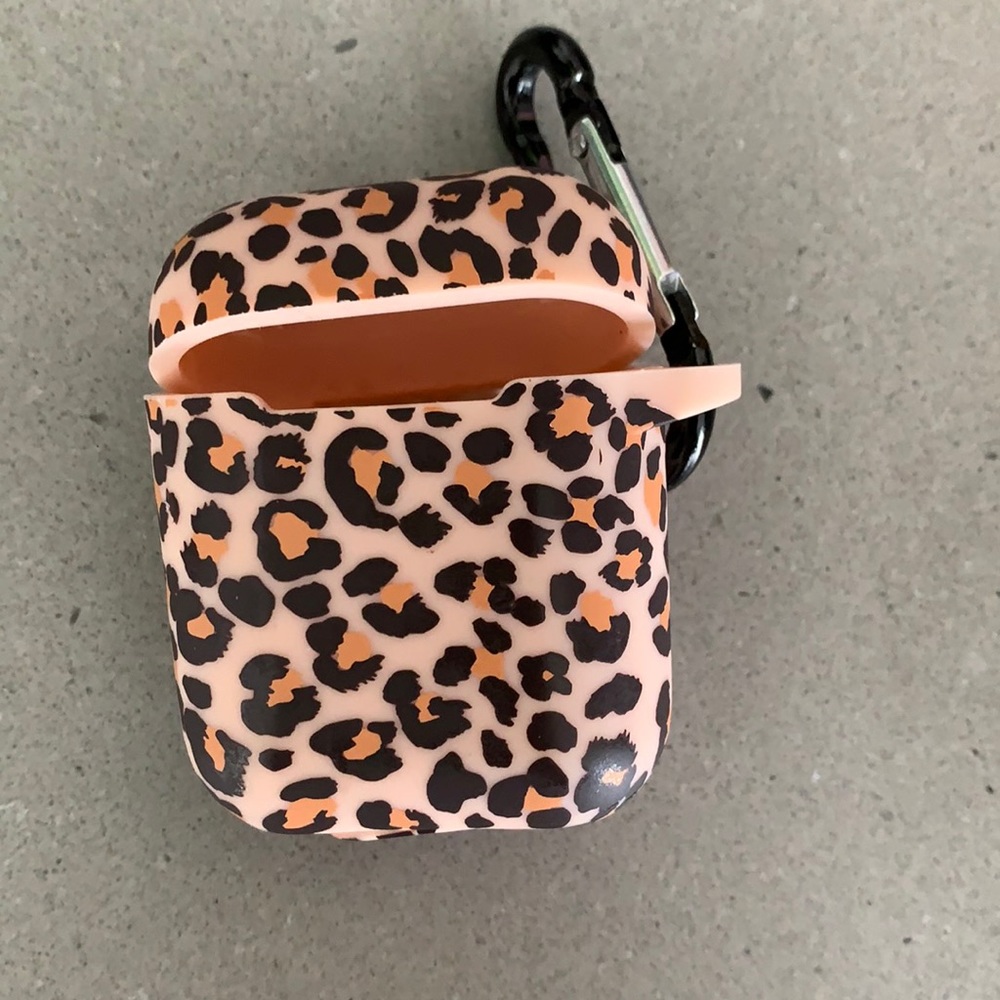 ❤️AirPod holder in leopard rubber material